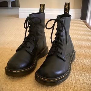 Dr. Marten pascal Virginia 1460 Boots Women’s 6